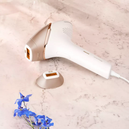 فيليبس جهاز إزالة الشعر بتقنية IPL باستخدام الومضات 450,000 ومضة، مع تقنية SenseIQ، استخدام سلكي، لون أبيض